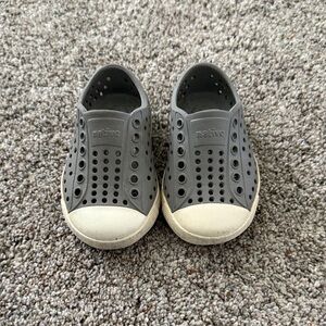 Native Jefferson Child Pigeon Gray and White Shoes Size 4 Toddler